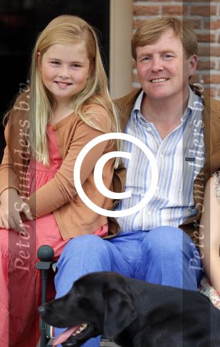 Wassenaar 19 juli 2013
Fotouur met Koning Willem Alexander koningin Maxima en de prinsesjes Amalia Alexia en Ariane bij hun huis op de horsten. Ook hun hond skipper was daarbij aanwezig.
Peter Smulders bv
