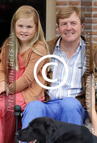 Wassenaar 19 juli 2013
Fotouur met Koning Willem Alexander koningin Maxima en de prinsesjes Amalia Alexia en Ariane bij hun huis op de horsten. Ook hun hond skipper was daarbij aanwezig.
Peter Smulders bv