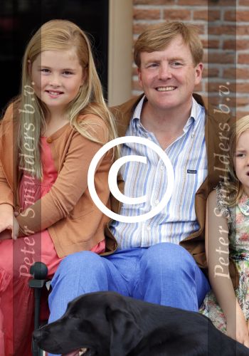 Wassenaar 19 juli 2013
Fotouur met Koning Willem Alexander koningin Maxima en de prinsesjes Amalia Alexia en Ariane bij hun huis op de horsten. Ook hun hond skipper was daarbij aanwezig.
Peter Smulders bv