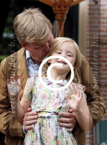 Wassenaar 19 juli 2013
Fotouur met Koning Willem Alexander koningin Maxima en de prinsesjes Amalia Alexia en Ariane bij hun huis op de horsten. Ook hun hond skipper was daarbij aanwezig.
Peter Smulders bv