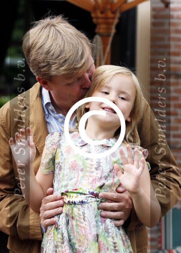 Wassenaar 19 juli 2013
Fotouur met Koning Willem Alexander koningin Maxima en de prinsesjes Amalia Alexia en Ariane bij hun huis op de horsten. Ook hun hond skipper was daarbij aanwezig.
Peter Smulders bv