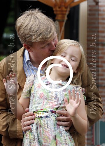 Wassenaar 19 juli 2013
Fotouur met Koning Willem Alexander koningin Maxima en de prinsesjes Amalia Alexia en Ariane bij hun huis op de horsten. Ook hun hond skipper was daarbij aanwezig.
Peter Smulders bv