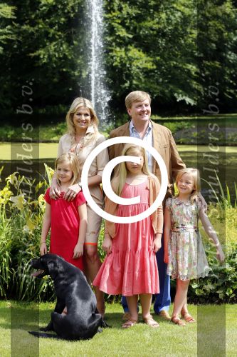 Wassenaar 19 juli 2013
Fotouur met Koning Willem Alexander koningin Maxima en de prinsesjes Amalia Alexia en Ariane bij hun huis op de horsten. Ook hun hond skipper was daarbij aanwezig.
Peter Smulders bv