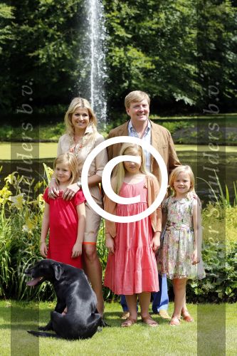Wassenaar 19 juli 2013
Fotouur met Koning Willem Alexander koningin Maxima en de prinsesjes Amalia Alexia en Ariane bij hun huis op de horsten. Ook hun hond skipper was daarbij aanwezig.
Peter Smulders bv