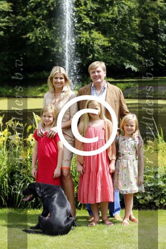 Wassenaar 19 juli 2013
Fotouur met Koning Willem Alexander koningin Maxima en de prinsesjes Amalia Alexia en Ariane bij hun huis op de horsten. Ook hun hond skipper was daarbij aanwezig.
Peter Smulders bv