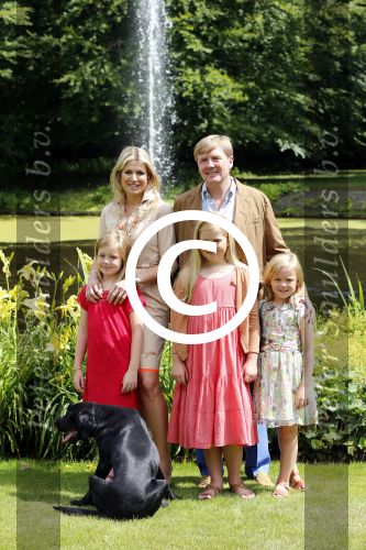 Wassenaar 19 juli 2013
Fotouur met Koning Willem Alexander koningin Maxima en de prinsesjes Amalia Alexia en Ariane bij hun huis op de horsten. Ook hun hond skipper was daarbij aanwezig.
Peter Smulders bv