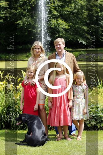 Wassenaar 19 juli 2013
Fotouur met Koning Willem Alexander koningin Maxima en de prinsesjes Amalia Alexia en Ariane bij hun huis op de horsten. Ook hun hond skipper was daarbij aanwezig.
Peter Smulders bv