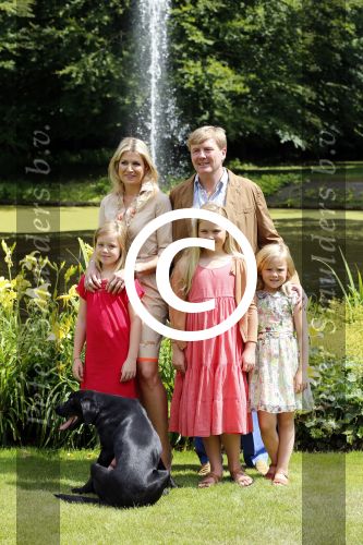 Wassenaar 19 juli 2013
Fotouur met Koning Willem Alexander koningin Maxima en de prinsesjes Amalia Alexia en Ariane bij hun huis op de horsten. Ook hun hond skipper was daarbij aanwezig.
Peter Smulders bv