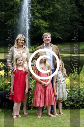 Wassenaar 19 juli 2013
Fotouur met Koning Willem Alexander koningin Maxima en de prinsesjes Amalia Alexia en Ariane bij hun huis op de horsten. Ook hun hond skipper was daarbij aanwezig.
Peter Smulders bv