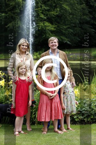 Wassenaar 19 juli 2013
Fotouur met Koning Willem Alexander koningin Maxima en de prinsesjes Amalia Alexia en Ariane bij hun huis op de horsten. Ook hun hond skipper was daarbij aanwezig.
Peter Smulders bv