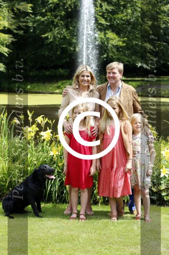 Wassenaar 19 juli 2013
Fotouur met Koning Willem Alexander koningin Maxima en de prinsesjes Amalia Alexia en Ariane bij hun huis op de horsten. Ook hun hond skipper was daarbij aanwezig.
Peter Smulders bv