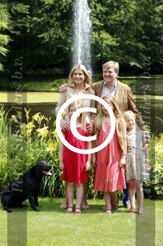 Wassenaar 19 juli 2013
Fotouur met Koning Willem Alexander koningin Maxima en de prinsesjes Amalia Alexia en Ariane bij hun huis op de horsten. Ook hun hond skipper was daarbij aanwezig.
Peter Smulders bv