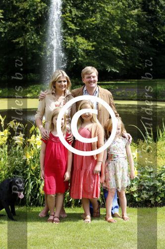 Wassenaar 19 juli 2013
Fotouur met Koning Willem Alexander koningin Maxima en de prinsesjes Amalia Alexia en Ariane bij hun huis op de horsten. Ook hun hond skipper was daarbij aanwezig.
Peter Smulders bv