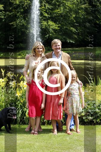 Wassenaar 19 juli 2013
Fotouur met Koning Willem Alexander koningin Maxima en de prinsesjes Amalia Alexia en Ariane bij hun huis op de horsten. Ook hun hond skipper was daarbij aanwezig.
Peter Smulders bv