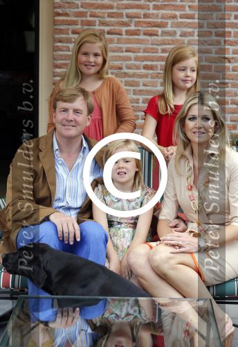 Wassenaar 19 juli 2013
Fotouur met Koning Willem Alexander koningin Maxima en de prinsesjes Amalia Alexia en Ariane bij hun huis op de horsten. Ook hun hond skipper was daarbij aanwezig.
Peter Smulders bv