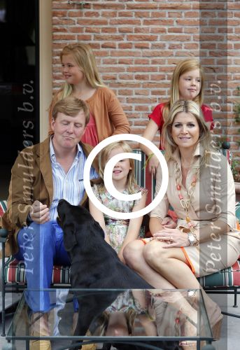 Wassenaar 19 juli 2013
Fotouur met Koning Willem Alexander koningin Maxima en de prinsesjes Amalia Alexia en Ariane bij hun huis op de horsten. Ook hun hond skipper was daarbij aanwezig.
Peter Smulders bv
