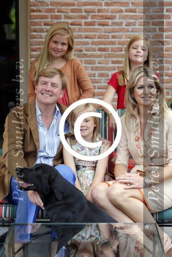 Wassenaar 19 juli 2013
Fotouur met Koning Willem Alexander koningin Maxima en de prinsesjes Amalia Alexia en Ariane bij hun huis op de horsten. Ook hun hond skipper was daarbij aanwezig.
Peter Smulders bv