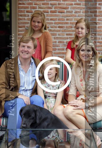 Wassenaar 19 juli 2013
Fotouur met Koning Willem Alexander koningin Maxima en de prinsesjes Amalia Alexia en Ariane bij hun huis op de horsten. Ook hun hond skipper was daarbij aanwezig.
Peter Smulders bv