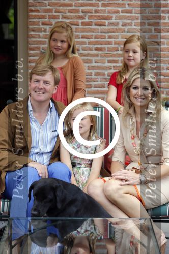 Wassenaar 19 juli 2013
Fotouur met Koning Willem Alexander koningin Maxima en de prinsesjes Amalia Alexia en Ariane bij hun huis op de horsten. Ook hun hond skipper was daarbij aanwezig.
Peter Smulders bv