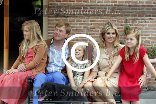 Wassenaar 19 juli 2013
Fotouur met Koning Willem Alexander koningin Maxima en de prinsesjes Amalia Alexia en Ariane bij hun huis op de horsten. Ook hun hond skipper was daarbij aanwezig.
Peter Smulders bv