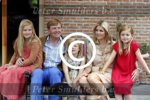 Wassenaar 19 juli 2013
Fotouur met Koning Willem Alexander koningin Maxima en de prinsesjes Amalia Alexia en Ariane bij hun huis op de horsten. Ook hun hond skipper was daarbij aanwezig.
Peter Smulders bv
