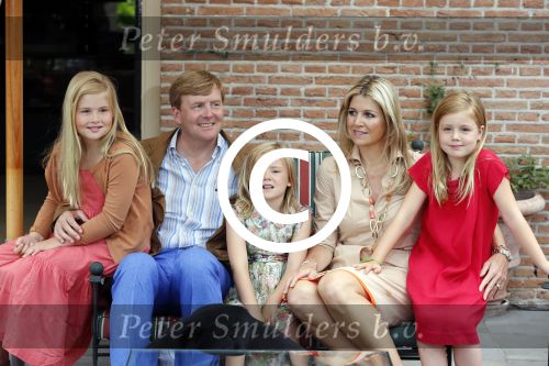 Wassenaar 19 juli 2013
Fotouur met Koning Willem Alexander koningin Maxima en de prinsesjes Amalia Alexia en Ariane bij hun huis op de horsten. Ook hun hond skipper was daarbij aanwezig.
Peter Smulders bv