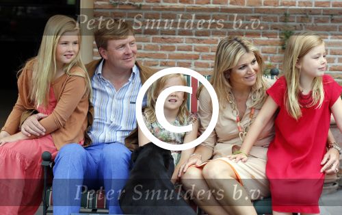 Wassenaar 19 juli 2013
Fotouur met Koning Willem Alexander koningin Maxima en de prinsesjes Amalia Alexia en Ariane bij hun huis op de horsten. Ook hun hond skipper was daarbij aanwezig.
Peter Smulders bv