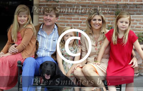 Wassenaar 19 juli 2013
Fotouur met Koning Willem Alexander koningin Maxima en de prinsesjes Amalia Alexia en Ariane bij hun huis op de horsten. Ook hun hond skipper was daarbij aanwezig.
Peter Smulders bv