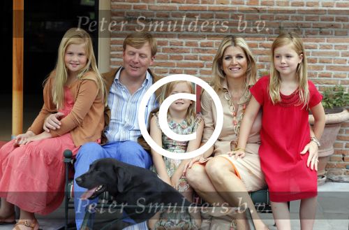 Wassenaar 19 juli 2013
Fotouur met Koning Willem Alexander koningin Maxima en de prinsesjes Amalia Alexia en Ariane bij hun huis op de horsten. Ook hun hond skipper was daarbij aanwezig.
Peter Smulders bv