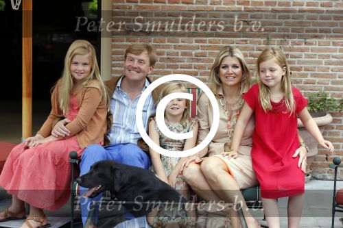 Wassenaar 19 juli 2013
Fotouur met Koning Willem Alexander koningin Maxima en de prinsesjes Amalia Alexia en Ariane bij hun huis op de horsten. Ook hun hond skipper was daarbij aanwezig.
Peter Smulders bv