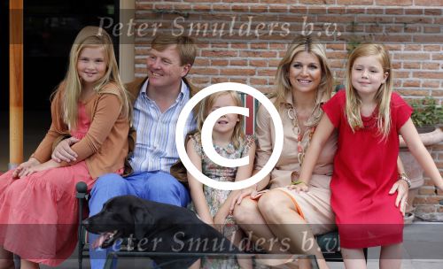 Wassenaar 19 juli 2013
Fotouur met Koning Willem Alexander koningin Maxima en de prinsesjes Amalia Alexia en Ariane bij hun huis op de horsten. Ook hun hond skipper was daarbij aanwezig.
Peter Smulders bv