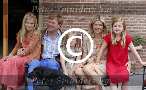 Wassenaar 19 juli 2013
Fotouur met Koning Willem Alexander koningin Maxima en de prinsesjes Amalia Alexia en Ariane bij hun huis op de horsten. Ook hun hond skipper was daarbij aanwezig.
Peter Smulders bv