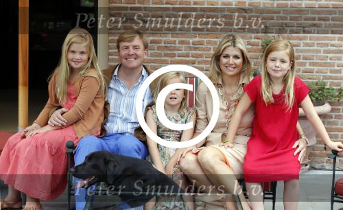Wassenaar 19 juli 2013
Fotouur met Koning Willem Alexander koningin Maxima en de prinsesjes Amalia Alexia en Ariane bij hun huis op de horsten. Ook hun hond skipper was daarbij aanwezig.
Peter Smulders bv