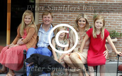 Wassenaar 19 juli 2013
Fotouur met Koning Willem Alexander koningin Maxima en de prinsesjes Amalia Alexia en Ariane bij hun huis op de horsten. Ook hun hond skipper was daarbij aanwezig.
Peter Smulders bv