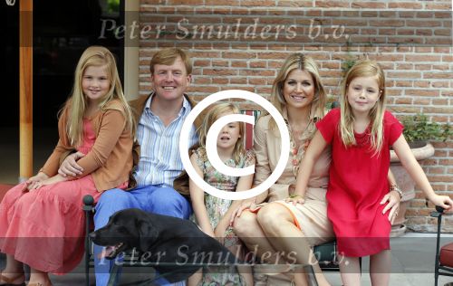 Wassenaar 19 juli 2013
Fotouur met Koning Willem Alexander koningin Maxima en de prinsesjes Amalia Alexia en Ariane bij hun huis op de horsten. Ook hun hond skipper was daarbij aanwezig.
Peter Smulders bv