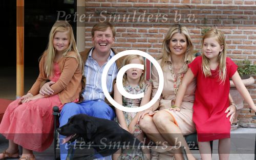 Wassenaar 19 juli 2013
Fotouur met Koning Willem Alexander koningin Maxima en de prinsesjes Amalia Alexia en Ariane bij hun huis op de horsten. Ook hun hond skipper was daarbij aanwezig.
Peter Smulders bv