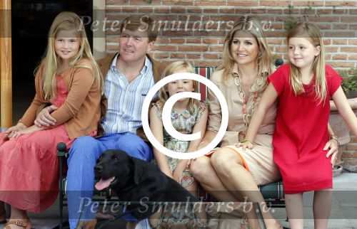 Wassenaar 19 juli 2013
Fotouur met Koning Willem Alexander koningin Maxima en de prinsesjes Amalia Alexia en Ariane bij hun huis op de horsten. Ook hun hond skipper was daarbij aanwezig.
Peter Smulders bv