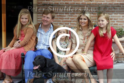 Wassenaar 19 juli 2013
Fotouur met Koning Willem Alexander koningin Maxima en de prinsesjes Amalia Alexia en Ariane bij hun huis op de horsten. Ook hun hond skipper was daarbij aanwezig.
Peter Smulders bv