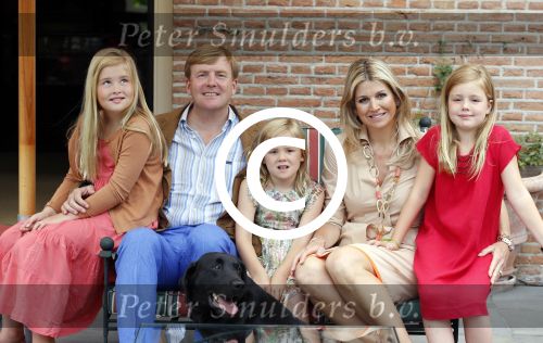 Wassenaar 19 juli 2013
Fotouur met Koning Willem Alexander koningin Maxima en de prinsesjes Amalia Alexia en Ariane bij hun huis op de horsten. Ook hun hond skipper was daarbij aanwezig.
Peter Smulders bv