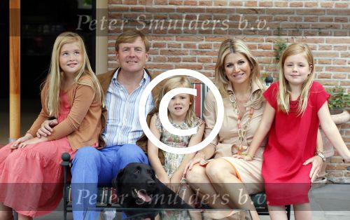 Wassenaar 19 juli 2013
Fotouur met Koning Willem Alexander koningin Maxima en de prinsesjes Amalia Alexia en Ariane bij hun huis op de horsten. Ook hun hond skipper was daarbij aanwezig.
Peter Smulders bv