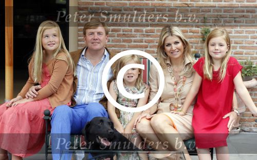 Wassenaar 19 juli 2013
Fotouur met Koning Willem Alexander koningin Maxima en de prinsesjes Amalia Alexia en Ariane bij hun huis op de horsten. Ook hun hond skipper was daarbij aanwezig.
Peter Smulders bv