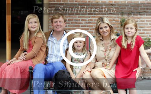 Wassenaar 19 juli 2013
Fotouur met Koning Willem Alexander koningin Maxima en de prinsesjes Amalia Alexia en Ariane bij hun huis op de horsten. Ook hun hond skipper was daarbij aanwezig.
Peter Smulders bv