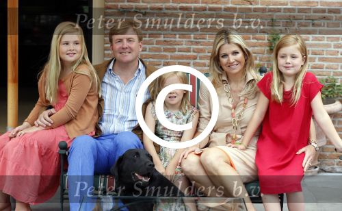 Wassenaar 19 juli 2013
Fotouur met Koning Willem Alexander koningin Maxima en de prinsesjes Amalia Alexia en Ariane bij hun huis op de horsten. Ook hun hond skipper was daarbij aanwezig.
Peter Smulders bv