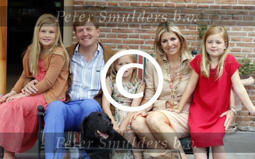 Wassenaar 19 juli 2013
Fotouur met Koning Willem Alexander koningin Maxima en de prinsesjes Amalia Alexia en Ariane bij hun huis op de horsten. Ook hun hond skipper was daarbij aanwezig.
Peter Smulders bv