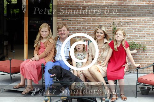 Wassenaar 19 juli 2013
Fotouur met Koning Willem Alexander koningin Maxima en de prinsesjes Amalia Alexia en Ariane bij hun huis op de horsten. Ook hun hond skipper was daarbij aanwezig.
Peter Smulders bv