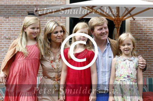 Wassenaar 19 juli 2013
Fotouur met Koning Willem Alexander koningin Maxima en de prinsesjes Amalia Alexia en Ariane bij hun huis op de horsten. Ook hun hond skipper was daarbij aanwezig.
Peter Smulders bv