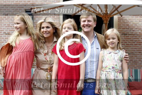 Wassenaar 19 juli 2013
Fotouur met Koning Willem Alexander koningin Maxima en de prinsesjes Amalia Alexia en Ariane bij hun huis op de horsten. Ook hun hond skipper was daarbij aanwezig.
Peter Smulders bv