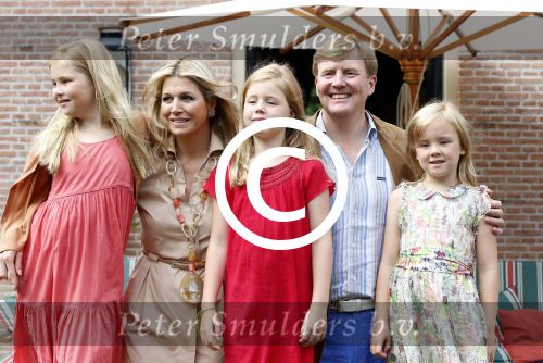 Wassenaar 19 juli 2013
Fotouur met Koning Willem Alexander koningin Maxima en de prinsesjes Amalia Alexia en Ariane bij hun huis op de horsten. Ook hun hond skipper was daarbij aanwezig.
Peter Smulders bv