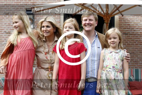 Wassenaar 19 juli 2013
Fotouur met Koning Willem Alexander koningin Maxima en de prinsesjes Amalia Alexia en Ariane bij hun huis op de horsten. Ook hun hond skipper was daarbij aanwezig.
Peter Smulders bv