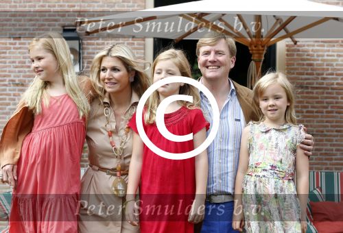 Wassenaar 19 juli 2013
Fotouur met Koning Willem Alexander koningin Maxima en de prinsesjes Amalia Alexia en Ariane bij hun huis op de horsten. Ook hun hond skipper was daarbij aanwezig.
Peter Smulders bv